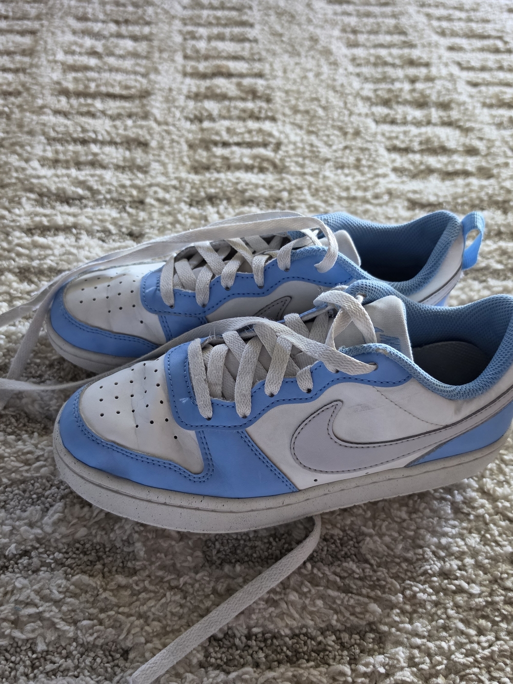 Nike Boys Low-Top Sneakers in Baby Blue and White
